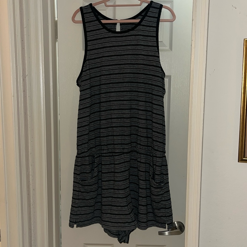 cute Old Navy jumper with pockets!